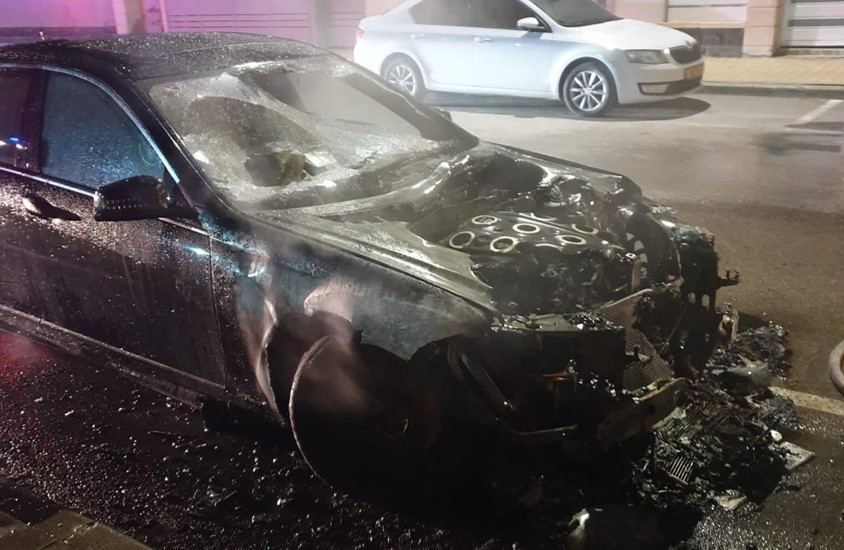 اشتعال النيران بسيارة في بيت شان